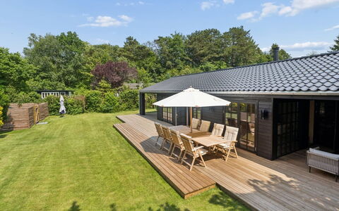 Elaina - 550M from the Sea: Tag, Hjem, Sommerhus, Dør, Dæk, Estate, Have, Stuehus, Veranda, Skygge
