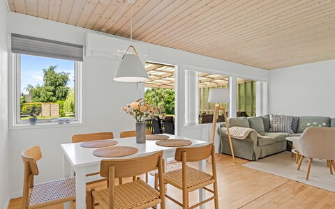 Gertraud - 600M from the Sea: Møbel, Indretning, Gulvbelægning, Etage, Træ, Bord, Stol, Loft, Spisestue, Trægulve