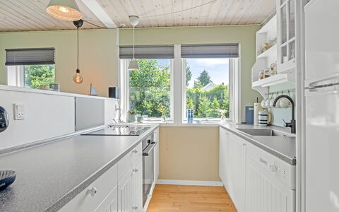 Gertraud - 600M from the Sea: Køkken, Countertop, Indretning, Gulvbelægning, Køkken Apparat, Træ, Cabinetry, Loft, Større Bandage, Etage