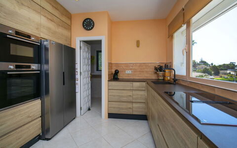 Castillo: Køkken, Cabinetry, Indretning, Møbel, Countertop, Gulvbelægning, Køkken Apparat, Etage, Større Bandage, Træ