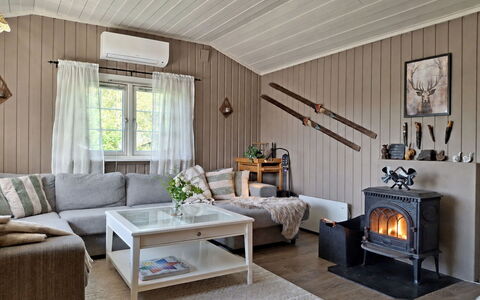 Hellebu: Møbel, Indretning, Træ, Gulvbelægning, Couch, Loft, Etage, Stue, Belysning, Værelse
