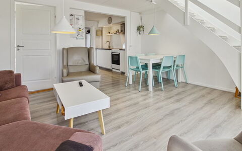 Majvi - 2.3Km from the Sea: Gulvbelægning, Møbel, Indretning, Træ, Etage, Trægulve, Loft, Stue, Couch, Bord