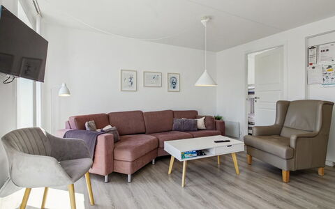 Majvi - 2.3Km from the Sea: Møbel, Indretning, Gulvbelægning, Etage, Couch, Væg, Stue, Træ, Værelse, Loft
