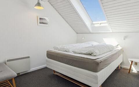 Majvi - 2.3Km from the Sea: Træ, Soveværelse, Indretning, Gulvbelægning, Etage, Loft, Sengetøj, Seng, Belysning, Møbel