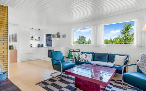 Tabetha - 800M from the Sea: Indretning, Loft, Gulvbelægning, Couch, Møbel, Etage, Stue, Værelse, Belysning, Hjem