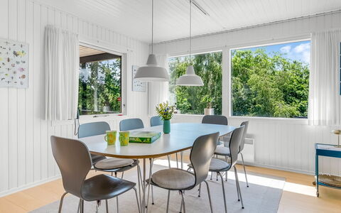 Tabetha - 800M from the Sea: Indretning, Møbel, Gulvbelægning, Etage, Træ, Loft, Køkken & Spisebord, Spisestue, Stol, Bord