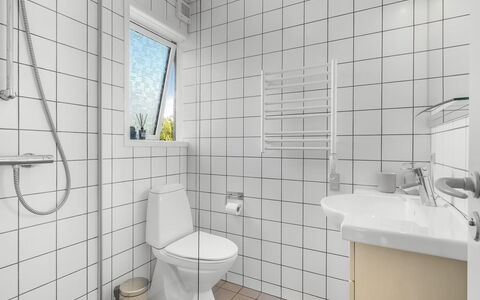 Tabetha - 800M from the Sea: Sanitærarmatur, Gulvbelægning, Toiletbræt, Badeværelse, Etage, Toilet, Indretning, Vvs, Flise, Håndvask
