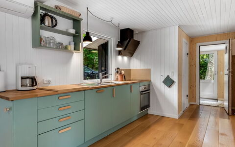 Hejne - 600M from the Sea: Køkken, Countertop, Køkken Apparat, Træ, Gulvbelægning, Indretning, Større Bandage, Cabinetry, Møbel, Etage