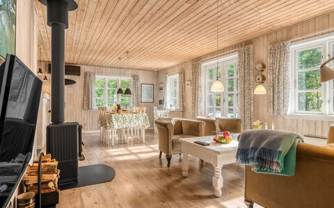 Alivia - 500M from the Sea: Indretning, Træ, Møbel, Gulvbelægning, Trægulve, Loft, Stue, Hjem, Etage, Couch