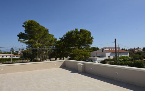 Villa Marzia - Augusta: Etage, Kompositmateriale, Skygge, Beton, Flise, Flise, Dagslys, Altan