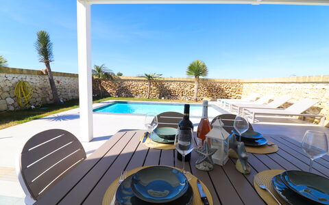 Villa Ginevra Luxury Otranto: Blå, Svømmepøl, Udendørs Møbler, Udvej, Møbel, Kompositmateriale, Skygge, Stol, Fritid, Eco Hotel