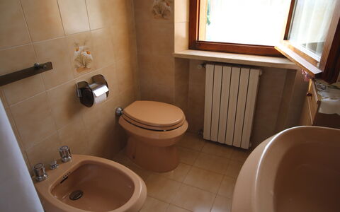Il Paradiso tra Gli Ulivi: Toiletbræt, Badeværelse, Sanitærarmatur, Toilet, Gulvbelægning, Etage, Håndvask, Indretning, Badeværelsesvask, Vvs