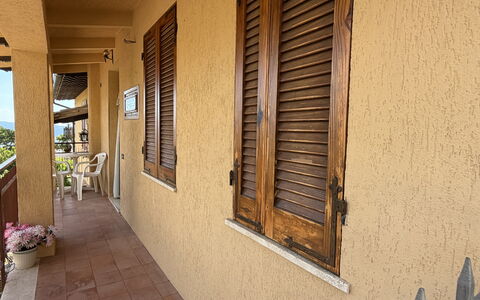 Il Paradiso tra Gli Ulivi: Træ, Bejdse, Skygge, Hårdttræ, Altan, Veranda, Dagslys, Planke, Tømmer