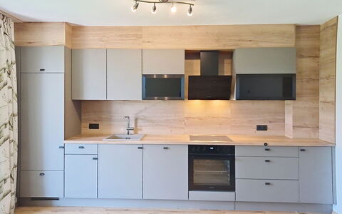 Eben: Cabinetry, Countertop, Gulvbelægning, Møbel, Træ, Køkken, Indretning, Køkken Apparat, Etage, Skab