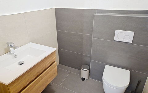 Eben: Gulvbelægning, Etage, Toilet, Toiletbræt, Sanitærarmatur, Badeværelse, Indretning, Flise, Vvs, Badeværelsesvask