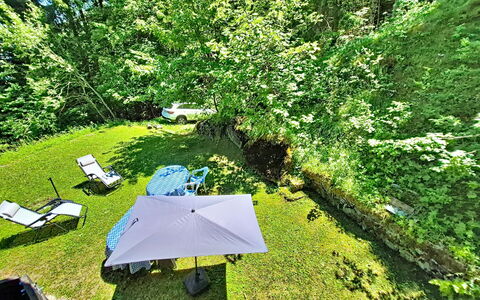 Le Mayen D'Ovronnaz: Vegetationen, Busk, Have, Bunddække, Lawn, Landscaping, Gård, Backyard, Skygge, Udendørs Møbler