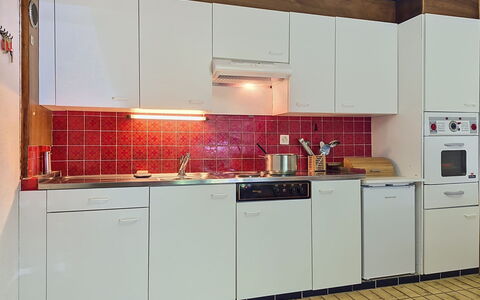 Le Mayen D'Ovronnaz: Køkken, Køkken Apparat, Countertop, Større Bandage, Køkkenvask, Cabinetry, Gulvbelægning, Håndvask, Indretning, Sanitærarmatur