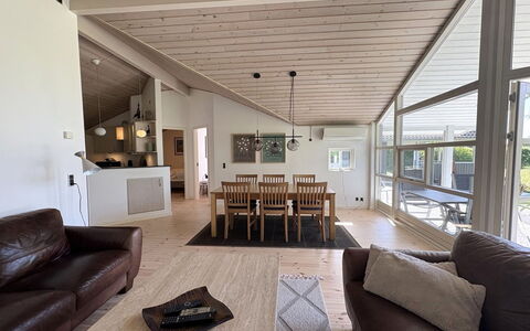 Veljan - 300M from the Sea: Gulvbelægning, Indretning, Etage, Træ, Loft, Møbel, Trægulve, Couch, Hjem, Stue