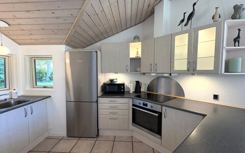Veljan - 300M from the Sea: Køkken, Countertop, Indretning, Gulvbelægning, Cabinetry, Køkken Apparat, Loft, Lysarmatur, Større Bandage, Møbel
