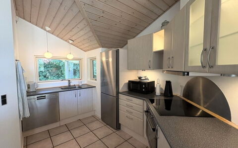 Veljan - 300M from the Sea: Køkken, Countertop, Indretning, Gulvbelægning, Loft, Træ, Større Bandage, Lysarmatur, Køkken Apparat, Cabinetry
