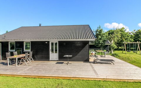 Ruka - 600M from the Sea: Træ, Hjem, Møbel, Loft, Sommerhus, Stue, Hårdttræ, Stol, Trægulve