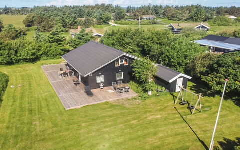 Ruka - 600M from the Sea: Træ, Hjem, Møbel, Loft, Sommerhus, Stue, Hårdttræ, Stol, Trægulve