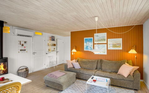 Ruka - 600M from the Sea: Indretning, Møbel, Væg, Gulvbelægning, Couch, Træ, Loft, Etage, Værelse, Stue