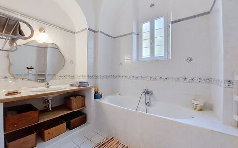 Casa Memmi Mouriès: Gulvbelægning, Væg, Sanitærarmatur, Etage, Indretning, Badeværelse, Tap, Loft, Vvs, Håndvask