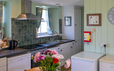 Strathnoon: Indretning, Møbel, Køkken, Countertop, Gulvbelægning, Køkken Apparat, Loft, Etage, Lysarmatur, Cabinetry
