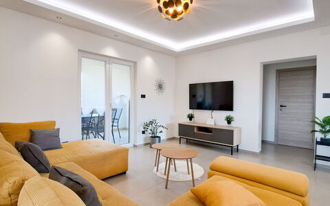Nona: Møbel, Indretning, Gulvbelægning, Etage, Couch, Væg, Træ, Loft, Stue, Værelse