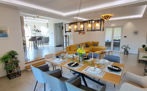 Nona: Møbel, Indretning, Gulvbelægning, Træ, Stol, Spisestue, Køkken & Spisebord, Bord, Loft, Etage