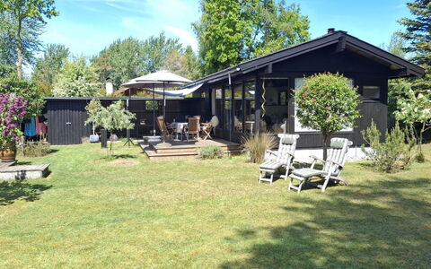 Thorunn - 250M from the Sea: Græs, Hus, Hjem, Busk, Boligområde, Tag, Have, Sommerhus, Land Lot