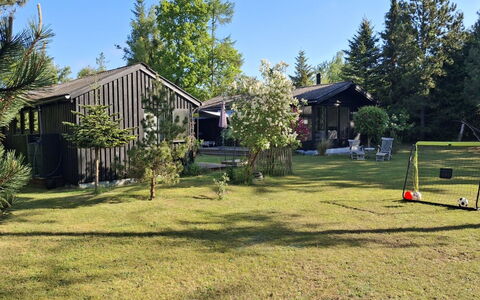 Thorunn - 250M from the Sea: Træ, Græs, Hus, Busk, Have, Hjem, Lawn, Land Lot, Sommerhus
