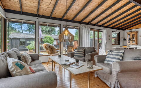 Thorunn - 250M from the Sea: Møbel, Træ, Indretning, Couch, Loft, Gulvbelægning, Etage, Stue, Hjem, Hårdttræ