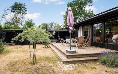 Thorunn - 250M from the Sea: Træ, Hjem, Have, Sommerhus, Skygge, Dæk, Backyard, Udendørs Møbler, Blomsterkrukke