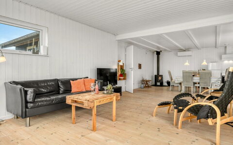 Melita - 300M from the Sea: Gulvbelægning, Træ, Etage, Loft, Trægulve, Indretning, Møbel, Laminat Gulv, Couch, Stue