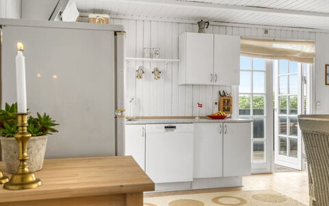 Melita - 300M from the Sea: Gulvbelægning, Køkken, Træ, Indretning, Etage, Countertop, Cabinetry, Større Bandage, Køkken Apparat, Møbel