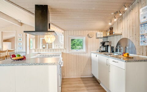 Esalina - 800M from the Sea: Træ, Køkken, Indretning, Loft, Countertop, Gulvbelægning, Køkken Apparat, Hjem, Møbel, Større Bandage