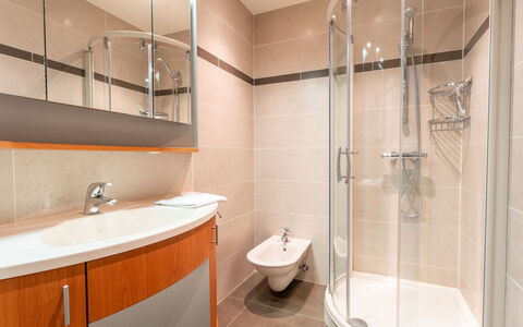 Residentie Casa Nova: Badeværelse, Sanitærarmatur, Gulvbelægning, Indretning, Etage, Vvs, Badeværelsesvask, Håndvask, Tap, Toilet