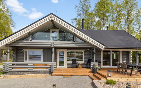 Villa Praava a: Træ, Hjem, Sommerhus, Sidespor, Veranda, Tømmer, Bjælkehytte, Dæk, Garden Bygninger, Udendørs Struktur
