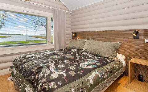 Villa Praava a: Soveværelse, Seng, Træ, Indretning, Loft, Sengetøj, Sengetøj, Sengetøj, Hjem, Bed Frame