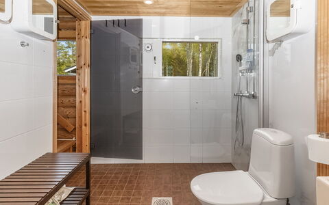 Villa Praava a: Gulvbelægning, Etage, Indretning, Træ, Sanitærarmatur, Loft, Badeværelse, Værelse, Vvs, Toilet