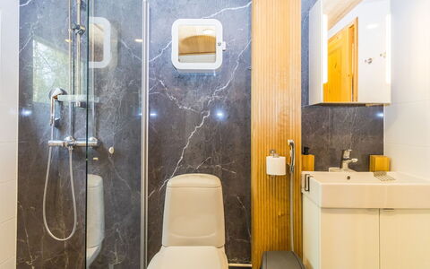 Villa Praava B: Væg, Gulvbelægning, Indretning, Sanitærarmatur, Etage, Badeværelse, Toilet, Badeværelsesvask, Toiletbræt, Loft