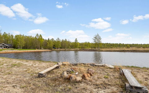 Villa Praava B: Himmel, Vand, Vandressourcer, Krop Af Vand, Træ, Naturligt Miljø, Natur, Naturlige Landskab, Bank, Sky