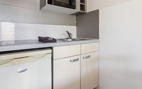 Grasse 654: Indretning, Gulvbelægning, Etage, Værelse, Cabinetry, Hjem, Countertop, Lejlighed