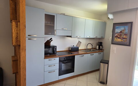 Villa Norma: Køkken Apparat, Køkken, Countertop, Større Bandage, Cabinetry, Gulvbelægning, Køkkenvask, Møbel, Træ, Husholdningsapparat