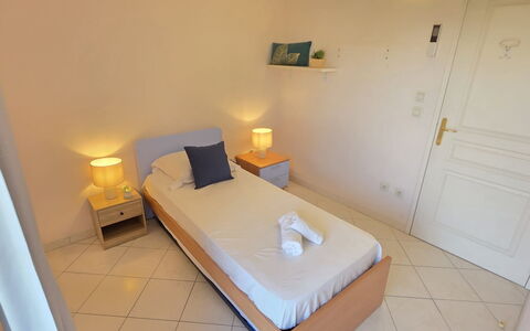 Villa Norma: Seng, Soveværelse, Møbel, Træ, Sengetøj, Etage, Sengetøj, Indretning, Bed Frame, Værelse