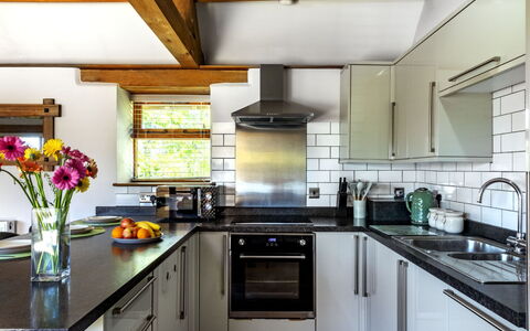 The Old Piggery at Rusty Lane Farm: Køkken Apparat, Køkken, Countertop, Cabinetry, Større Bandage, Møbel, Indretning, Husholdningsapparat, Komfur, Komfur