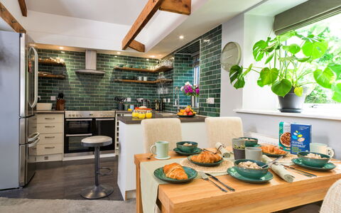 Leetor: Møbel, Køkken, Indretning, Countertop, Gulvbelægning, Væg, Træ, Køkken Apparat, Loft, Cabinetry