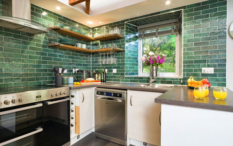 Leetor: Køkken, Gulvbelægning, Countertop, Indretning, Køkken Apparat, Etage, Større Bandage, Flise, Cabinetry, Møbel